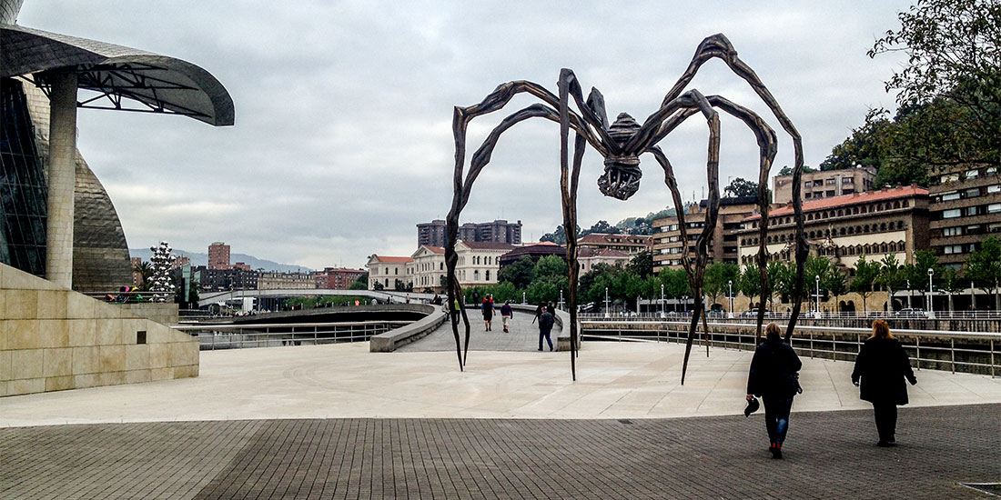Maman - skulptur av Louise Bourgeois. Guggenheimmuseet, Bilbao i Spanien
